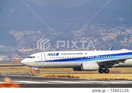 空港の風景　離陸直前の飛行機　大阪府豊中市 75601120