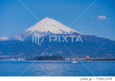（静岡県）駿河湾越しに、冠雪した富士山 75601349