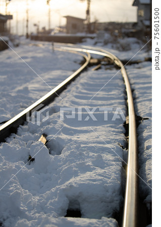 夕日に照らされる雪とレール 夕日に照らされる雪とレール 75601500