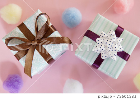 ミントカラーのプレゼントとバラの花 75601533