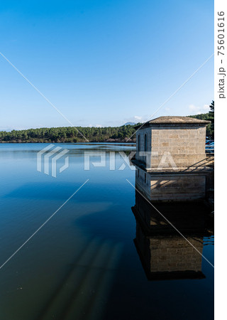 View of the dam of El VIllar a sunny day in Madrid, Spain 75601616