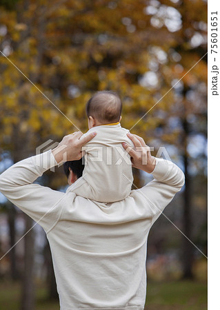 育児をする父親 75601651