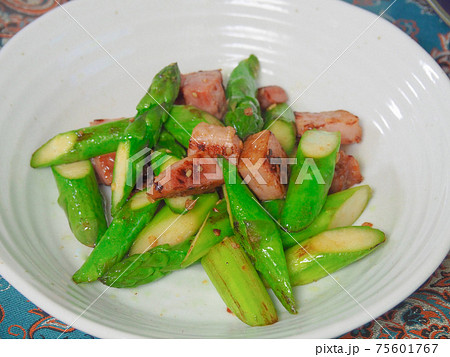 アスパラとベーコンのガーリックソテー 75601767