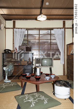昭和イメージ ちゃぶ台がある日本の昔の居間 の写真素材