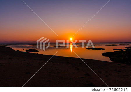 海に沈む夕日 海に沈む夕日 75602215