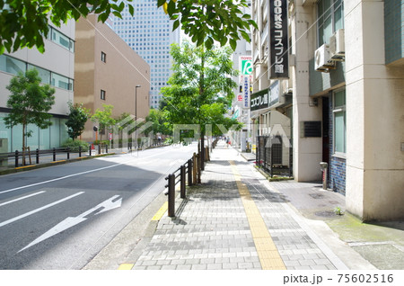池袋の歩道と道路 池袋の歩道と道路 75602516