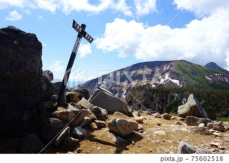 晴天の八ヶ岳にある根石岳山頂の分岐案内板 75602518