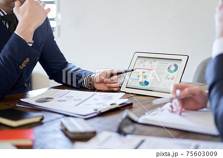 事業計画について会議をするビジネスパーソン 75603009