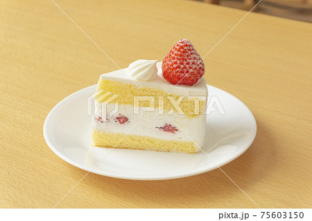 テーブルの上の苺ショートケーキ。子供部屋で撮影 75603150