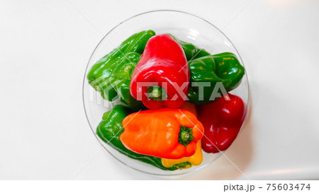 お皿に盛った赤緑黄のカラフルなパプリカ 4130 お皿に盛った赤緑黄のカラフルなパプリカ 4130 75603474