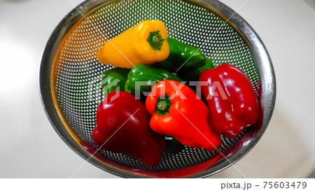 ステンレスボウルに盛った赤緑黄のカラフルなパプリカ　4118　 75603479