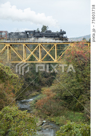 渓谷の鉄橋を渡る門デフ装備のC57-180号機SLばんえつ物語号 75603738