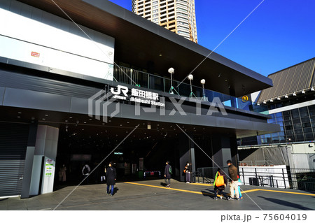 東京千代田区にある青空のJR飯田橋駅西口 東京千代田区にある青空のJR飯田橋駅西口 75604019