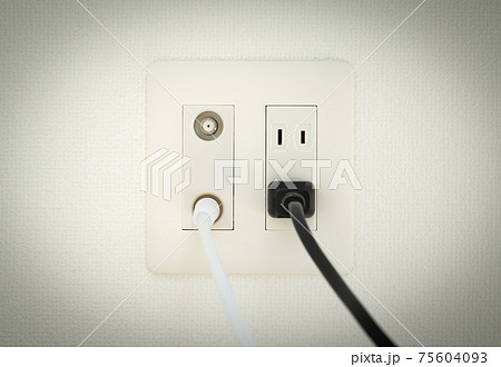 アンテナ端子とコンセント　電源ケーブル　壁面のマルチコンセント　テレビのアンテナ端子とコンセントの穴 75604093