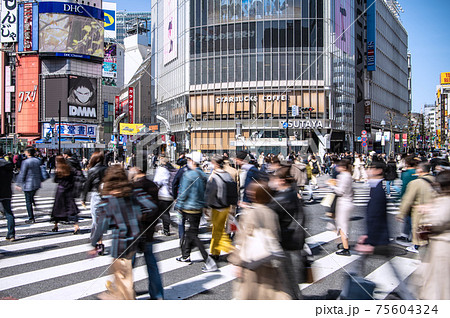 日本の東京都市景観 緊急事態宣言再延長下の渋谷。もはや平時の人出。迫り来る変異株感染爆発=3月17日 日本の東京都市景観 緊急事態宣言再延長下の渋谷。もはや平時の人出。迫り来る変異株感染爆発=3月17日 75604324
