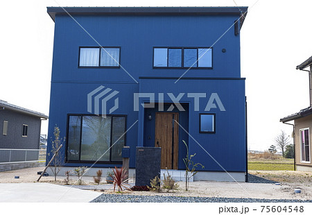 門柱のある青い家 玄関アプローチの写真素材