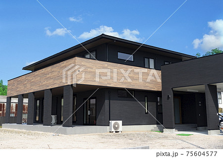 バルコニーのある黒い新築住宅 75604577