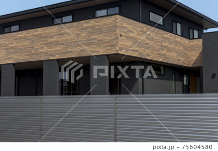 バルコニーのある黒い新築住宅 75604580