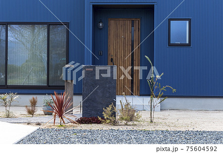 門柱のある青い家 玄関アプローチの写真素材