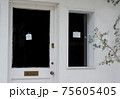 白い壁と手書きのClosedが印象的なドアと窓 75605405