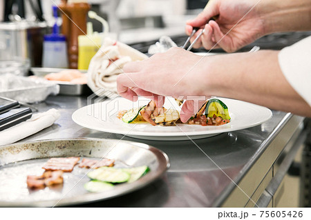 料理　調理盛り付け 75605426