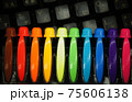 キーボードとカラフル蛍光ペン 75606138