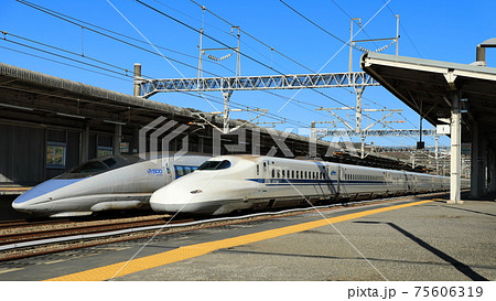 500系こだまを追い越すN700系のぞみ(日本 広島県 JR東広島駅) 500系こだまを追い越すN700系のぞみ(日本 広島県 JR東広島駅) 75606319