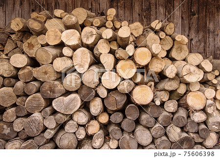 薪　ストックした薪　燃料用の木材　積み上げられた薪　イメージ素材 75606398