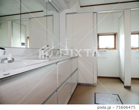 介護施設 洗面所 トイレ 住宅写真 建築写真 介護施設 洗面所 トイレ 住宅写真 建築写真 75606475