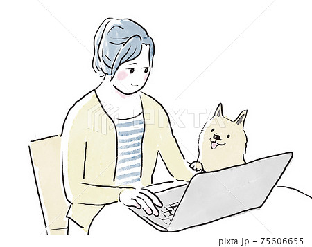 在宅ワークのpc作業中にペットの犬を見つめて微笑む女性の飼い主 インクと水彩手描きイラストのイラスト素材