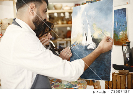 Mixed couple painting in a class Mixed couple painting in a class 75607487