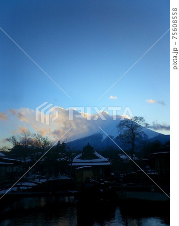 雲に隠れる富士山 75608558