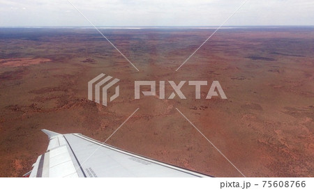 飛行機から見えたウルルの風景 飛行機から見えたウルルの風景 75608766