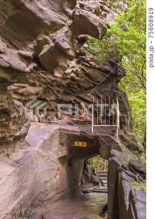 [千葉・鋸山] 鋸山の護魔窟で大野甚五郎英令に作成された弘法大師と保田羅漢の石像。 75608919