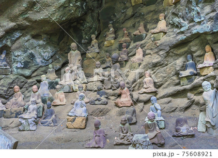 [千葉・鋸山] 鋸山の護魔窟で大野甚五郎英令に作成された阿羅漢の石像。 75608921