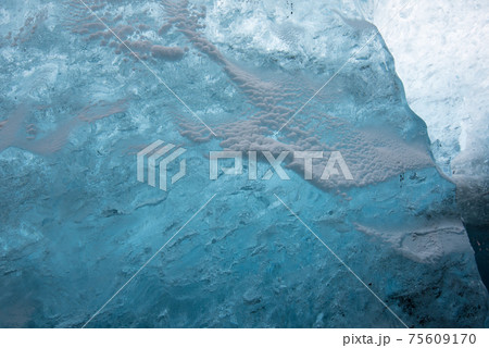 北欧アイスランドの冬期のヨークルスアゥルロゥン氷河湖にある青の洞窟ツアーの氷の洞窟 北欧アイスランドの冬期のヨークルスアゥルロゥン氷河湖にある青の洞窟ツアーの氷の洞窟 75609170