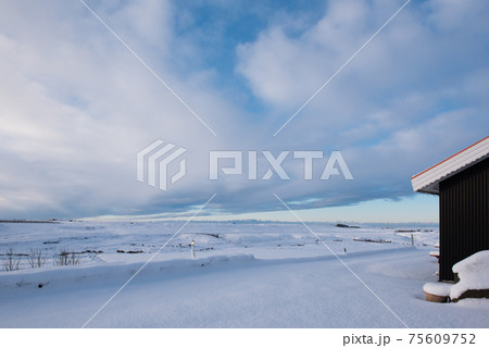 北欧アイスランドの冬期ホテルの景色（青空と積雪） 75609752