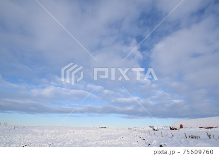 北欧アイスランドの冬期ホテルの景色（青空と積雪） 75609760