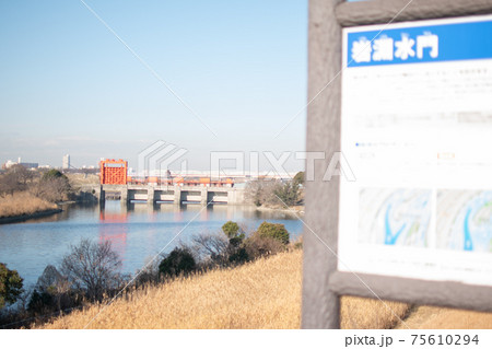 新岩淵水門から見る旧岩淵水門/東京都北区志茂 新岩淵水門から見る旧岩淵水門/東京都北区志茂 75610294