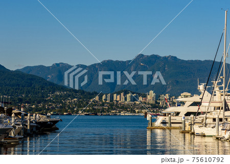 Boats docked in the marina at Coal Harbour, Vancouver, Canada, on a sunny, summers day 75610792