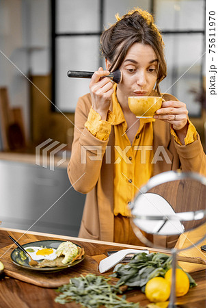 Businesswoman in a hurry to work in the morning 75611970