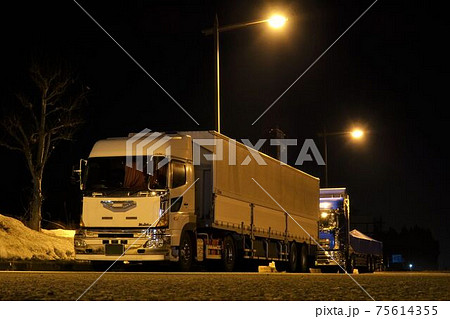 夜のパーキングにとまるトレーラー 夜景 夜のパーキングにとまるトレーラー 夜景 75614355
