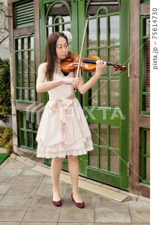 ヴァイオリンを演奏する女性 75614730
