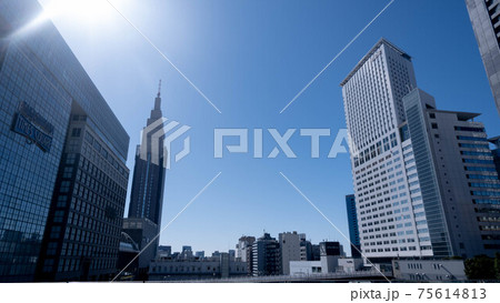 青空を望む新宿 75614813