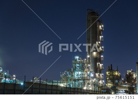 【京浜工業地域 川崎市浮島町の石油精製プラントの工場夜景】 【京浜工業地域 川崎市浮島町の石油精製プラントの工場夜景】 75615151