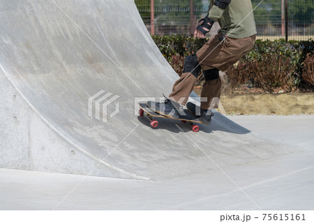 【愛川町スケートパークでスケボーのスロープ練習】 75615161