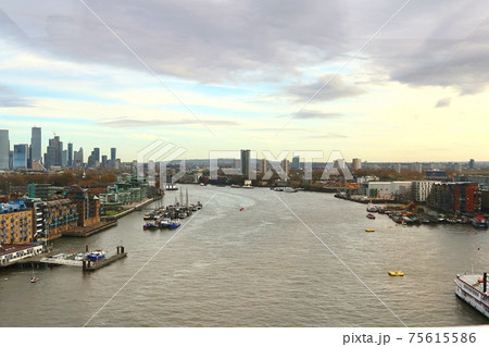イギリスロンドンのタワーブリッジから見たテムズ川 75615586