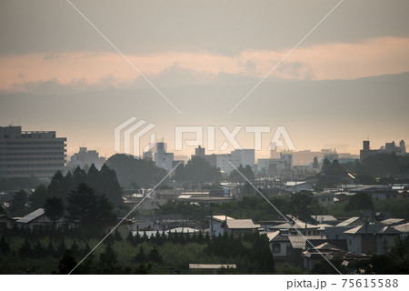 雨上がりの弘前市の市街地 雨上がりの弘前市の市街地 75615588