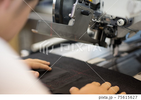 裁縫工場の裁断シーン 裁縫工場の裁断シーン 75615627