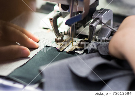 裁縫工場のミシン縫シーン 75615694